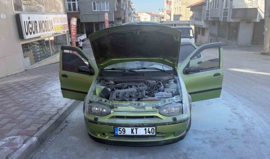 Tosya ilçesindeki bir araç yangını, Cumhuriyet Mahallesi’nde meydana geldi. Plakası