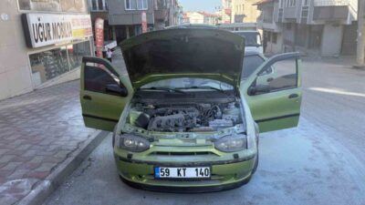 Tosya ilçesindeki bir araç yangını, Cumhuriyet Mahallesi’nde meydana geldi. Plakası