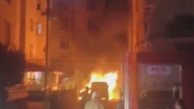 Hatay’ın Reyhanlı ilçesinde park halinde olan bir minibüs, bilinmeyen bir