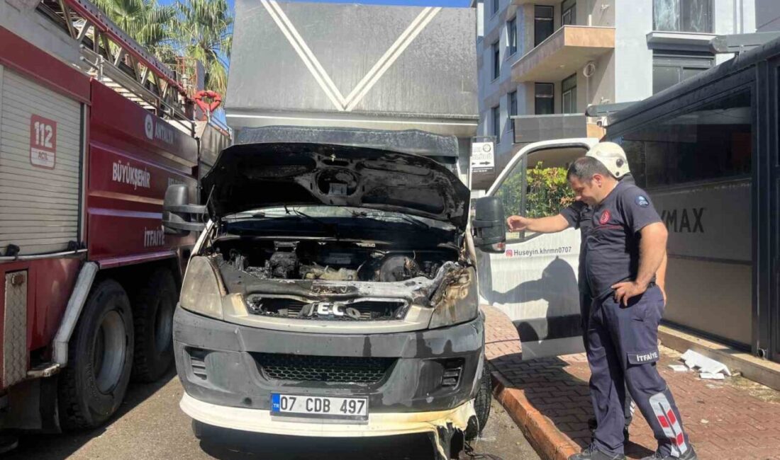 Antalya’nın Konyaaltı ilçesinde, park halindeki bir nakliye kamyonunun motor kısmında