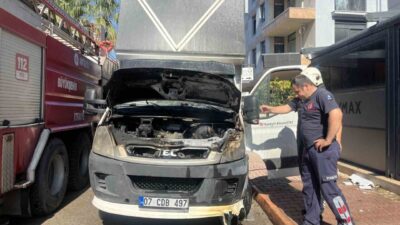 Antalya’nın Konyaaltı ilçesinde, park halindeki bir nakliye kamyonunun motor kısmında