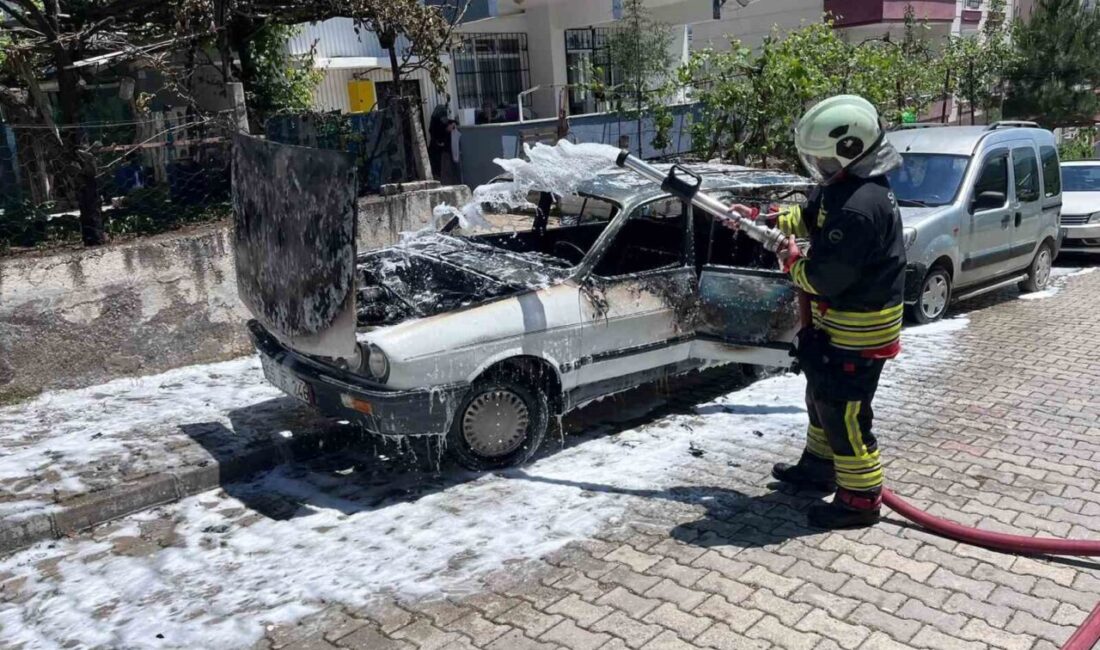 Samsun’un Kavak ilçesinde pazar yerinde park halindeki bir araç, henüz
