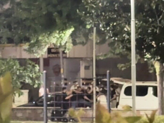 Bursa’da, kimliği belirsiz kişilerin parkta bir bireye saldırısı sonucunda olay