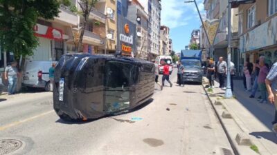 Pendik ilçesinde bir sürücü, direksiyon hakimiyetini kaybederek park halindeki araca