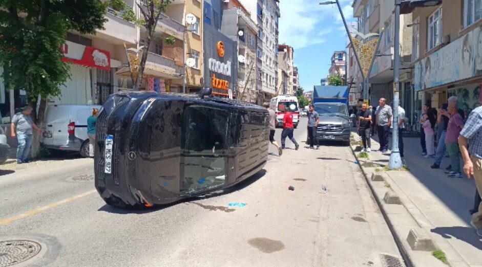 Pendik ilçesinde bir sürücü, direksiyon hakimiyetini kaybederek park halindeki araca