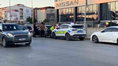 Kartepe ilçesinde arka arkaya iki araca çarpan ve daha sonra
