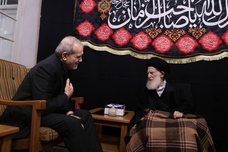 İran Cumhurbaşkanı Mesud Pezeşkiyan, Kum şehrini ziyaret ederek, Büyük Taklit