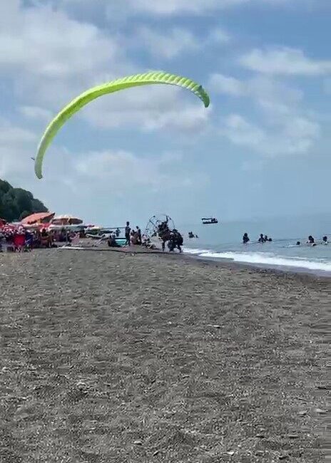 Akçakoca ilçesindeki Kemos Plajı’nda meydana gelen olayda, motorlu yamaç paraşütü