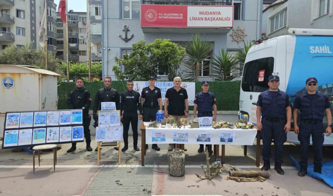 Mudanya ilçesinde düzenlenen bir etkinlik kapsamında polis dalgıçlar, Çevre Haftası’nı