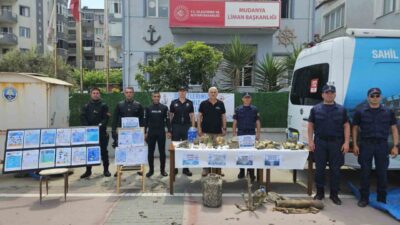 Mudanya ilçesinde düzenlenen bir etkinlik kapsamında polis dalgıçlar, Çevre Haftası’nı