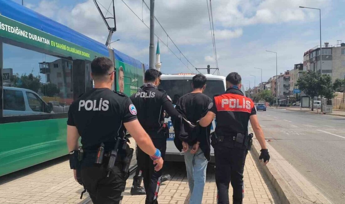 Antalya’da bir olayda polis, şüpheli bir şahsın davranışlarından şüphelenerek yakalamaya