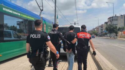 Antalya’da bir olayda polis, şüpheli bir şahsın davranışlarından şüphelenerek yakalamaya