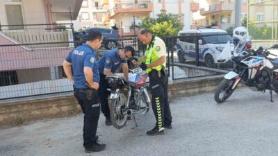 Antalya’da bir polis ekibine gelen ihbarı fark eden bir motosiklet