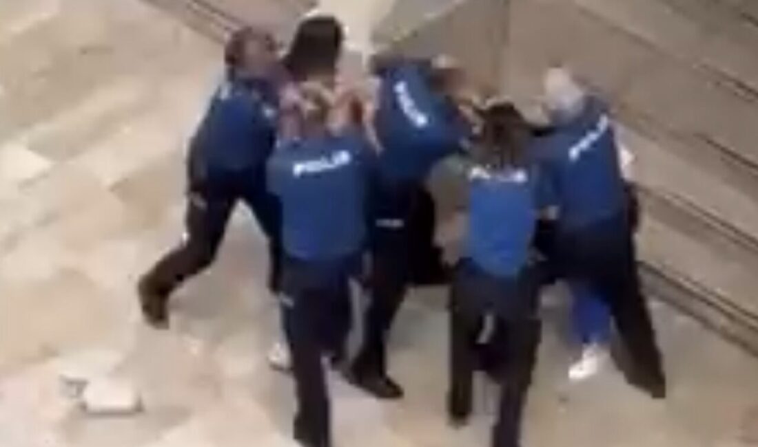 Samsun’da eski bir adliye binasında bulunan Denetimli Serbestlik Müdürlüğü önünde