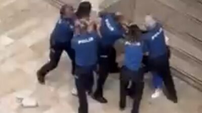 Samsun’da eski bir adliye binasında bulunan Denetimli Serbestlik Müdürlüğü önünde