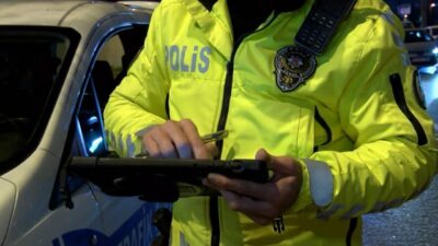 Manisa’nın Kula ilçesinde polis ekipleri, trafik güvenliğini sağlamak amacıyla gerçekleştirdikleri