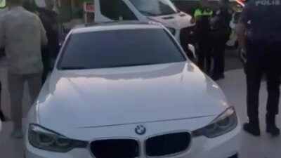 İzmir’in turistik ilçesi Çeşme Alaçatı’da polis ekiplerine yakalanan alkollü bir