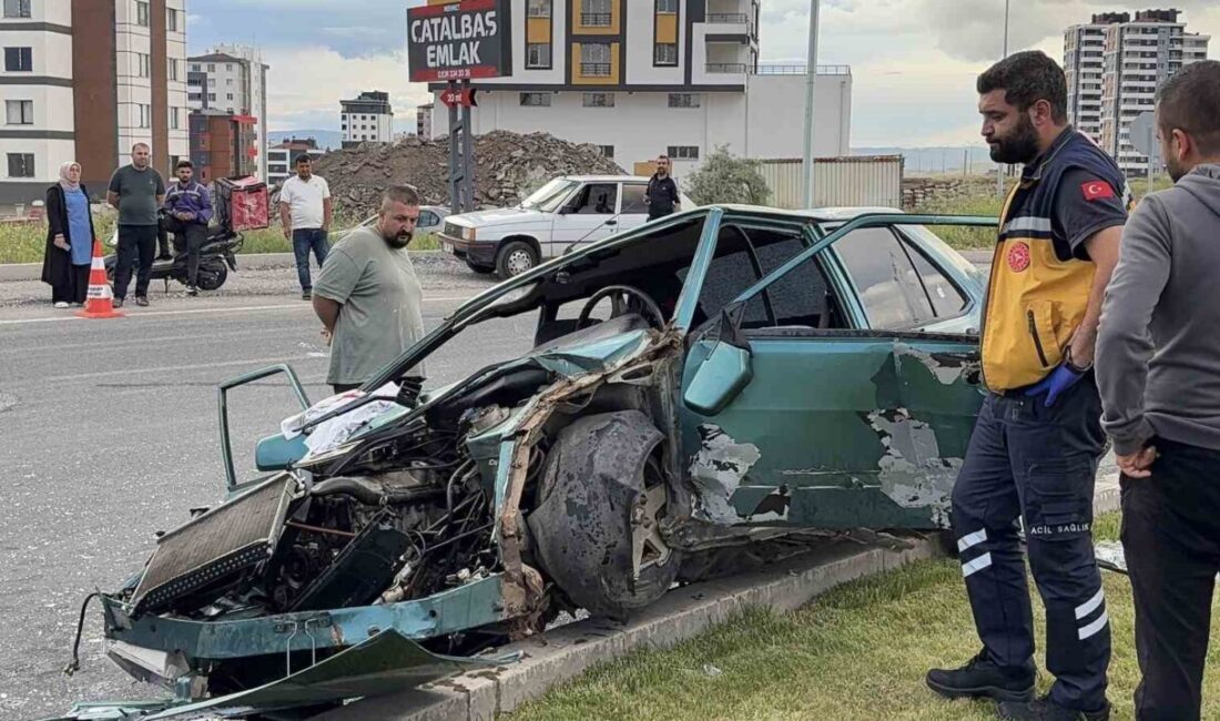 Melikgazi ilçesinde meydana gelen trafik kazasında, bir Tofaş otomobilin refüje