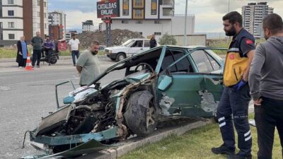 Melikgazi ilçesinde meydana gelen trafik kazasında, bir Tofaş otomobilin refüje