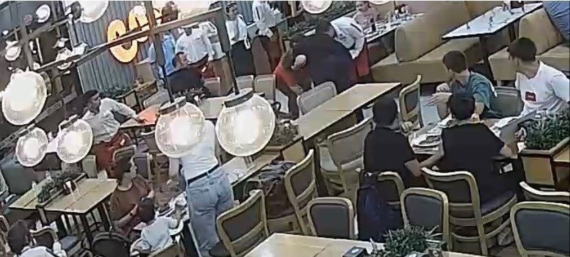 İzmir Bornova ilçesinde, ailesiyle beraber yemek yemek için gittiği meşhur