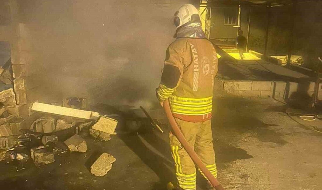 Hatay’da, Reyhanlı ilçesine bağlı Pınarbaşı Mahallesi’nde bir müstakil evin çatı