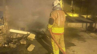 Hatay’da, Reyhanlı ilçesine bağlı Pınarbaşı Mahallesi’nde bir müstakil evin çatı