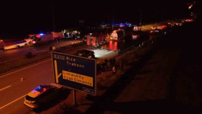 Rize’nin Çayeli ilçesinde meydana gelen trafik kazasında 3 kişi öldü,