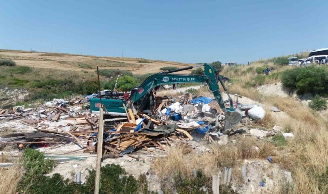 Karataş ilçesindeki sahil bölgesinde yapılan kaçak yapıların yıkım işlemleri devam