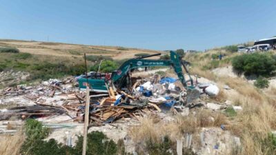 Karataş ilçesindeki sahil bölgesinde yapılan kaçak yapıların yıkım işlemleri devam