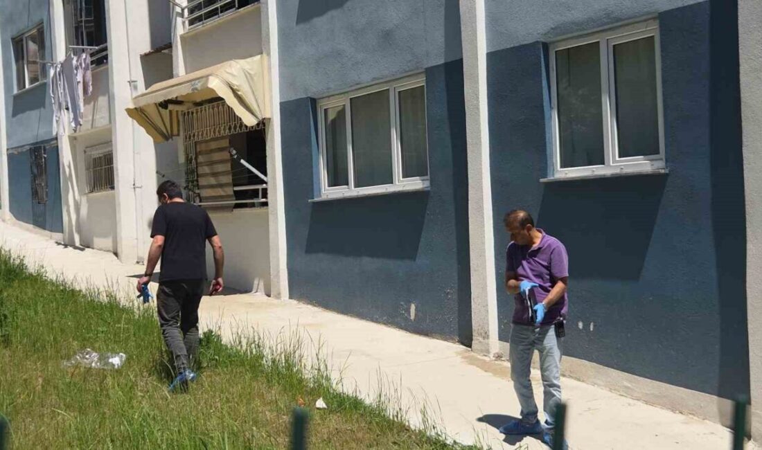 Samsun’un İlkadım ilçesinde, 11 katlı bir apartmanın birinci katındaki pencereden