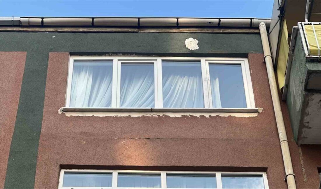 Samsun’un Atakum ilçesinde bir apartmanın beşinci katından düşerek ağır yaralanan
