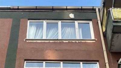 Samsun’un Atakum ilçesinde bir apartmanın beşinci katından düşerek ağır yaralanan