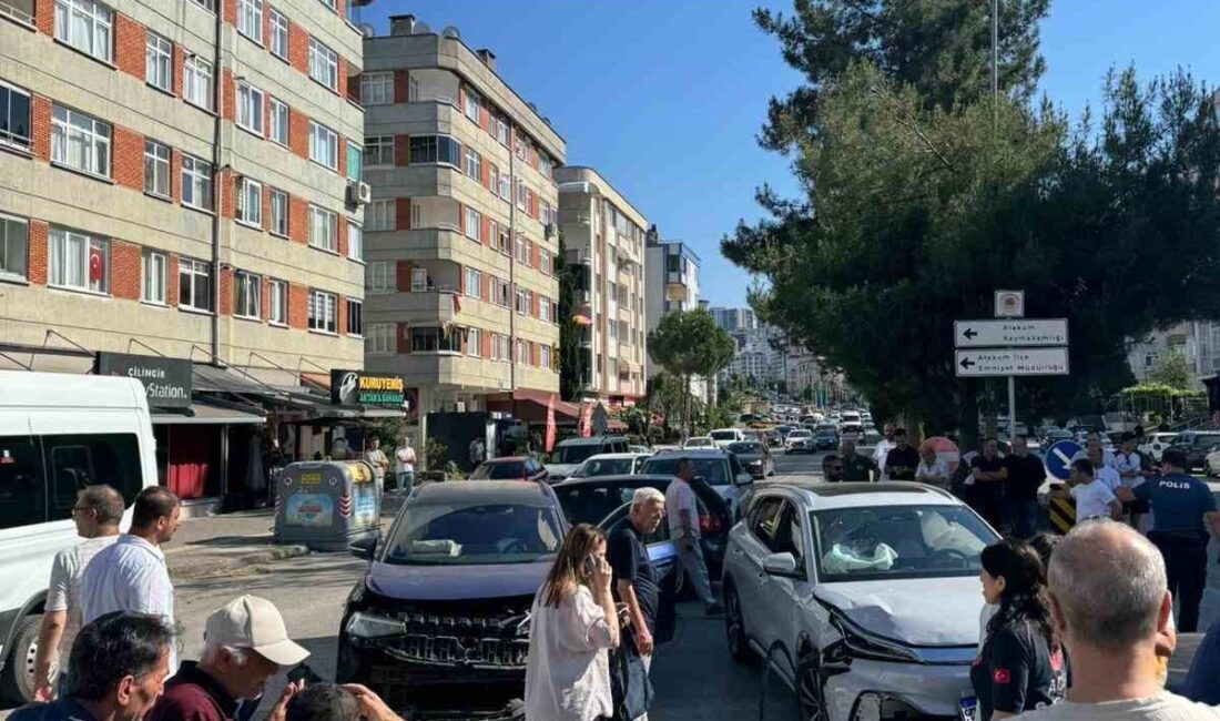 Atakum ilçesinde meydana gelen trafik kazasında üç araç bir araya