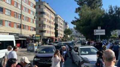 Atakum ilçesinde meydana gelen trafik kazasında üç araç bir araya