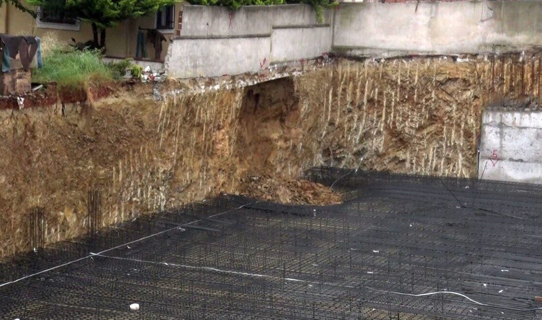 Sancaktepe’de yaşanan şiddetli yağışların ardından bir inşaat alanında kısmi toprak