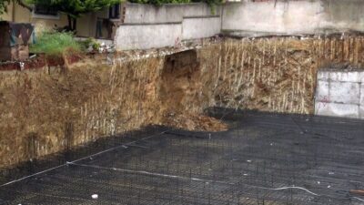 Sancaktepe’de yaşanan şiddetli yağışların ardından bir inşaat alanında kısmi toprak