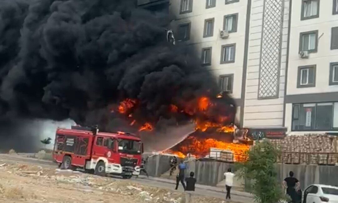Şanlıurfa’da bir yapı dekorasyon deposunda çıkan yangın, korku dolu anlara