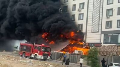 Şanlıurfa’da bir yapı dekorasyon deposunda çıkan yangın, korku dolu anlara
