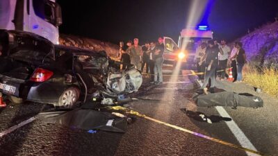 Şanlıurfa’da meydana gelen trafik kazasında iki otomobilin çarpışması sonucu 2