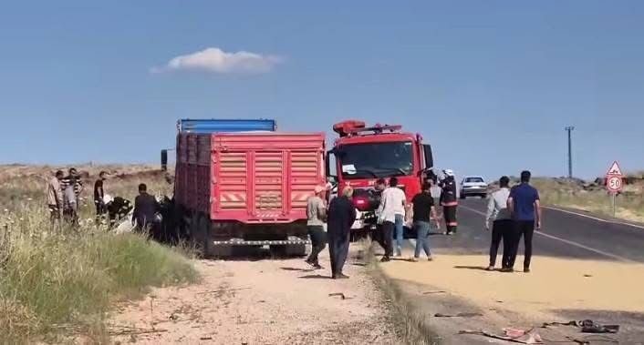 Şanlıurfa’nın Viranşehir ilçesinde meydana gelen trafik kazasında, kamyon ile otomobil