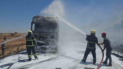 Eyyübiye ilçesinde, Yardımcı Mahallesi’nde park halindeki saman yüklü bir tırda