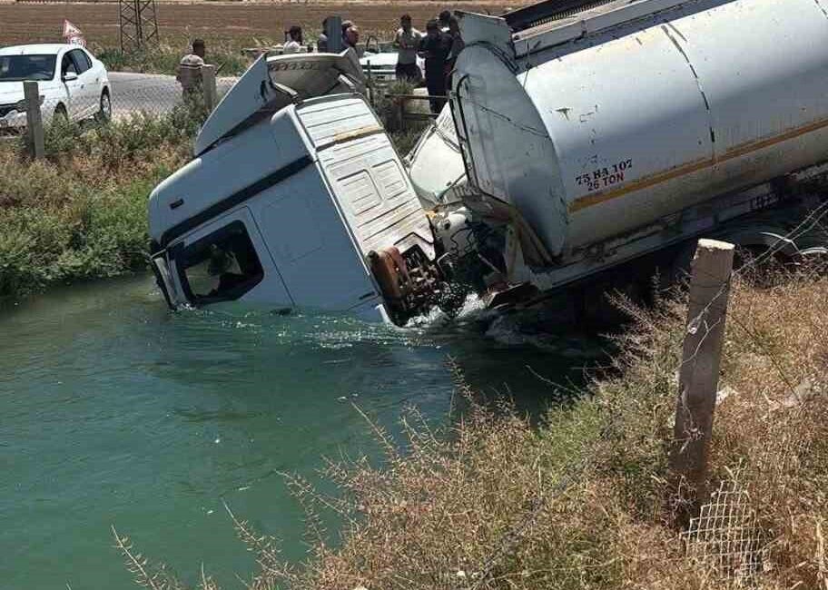 Şanlıurfa’da, bir akaryakıt tankeri ile kamyonun çarpışması sonucu her iki