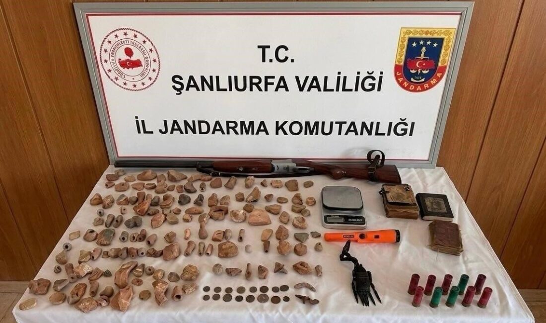 Şanlıurfa’da bir evde gerçekleştirilen aramada çok sayıda tarihi eser bulundu.