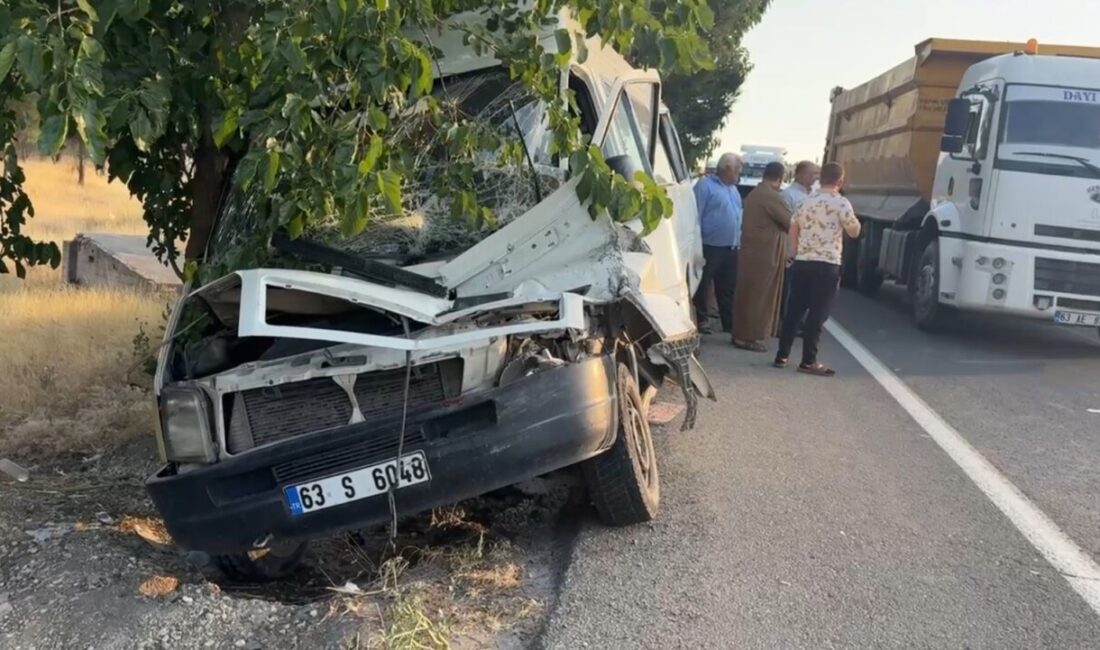 Şanlıurfa’da meydana gelen zincirleme trafik kazasında bir tır, servis minibüsü,