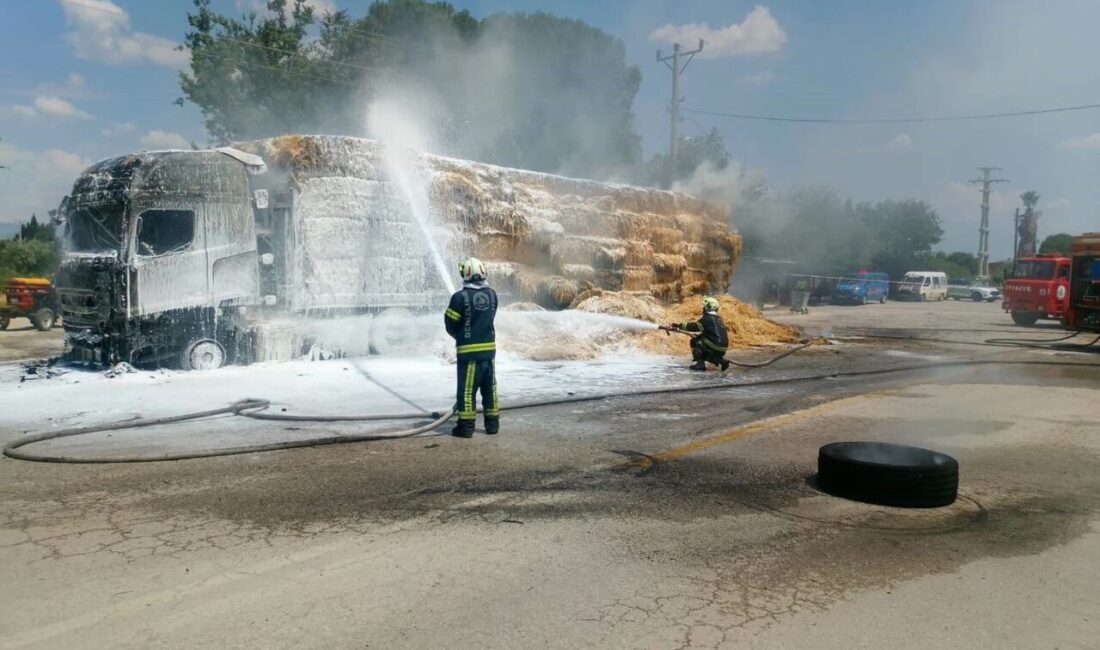 Denizli’nin Sarayköy ilçesinde seyir halindeyken alev alan saman yüklü bir