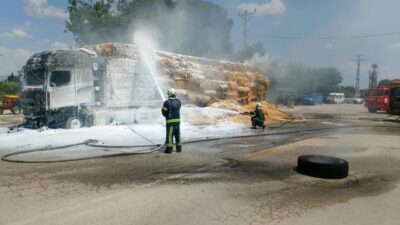 Denizli’nin Sarayköy ilçesinde seyir halindeyken alev alan saman yüklü bir