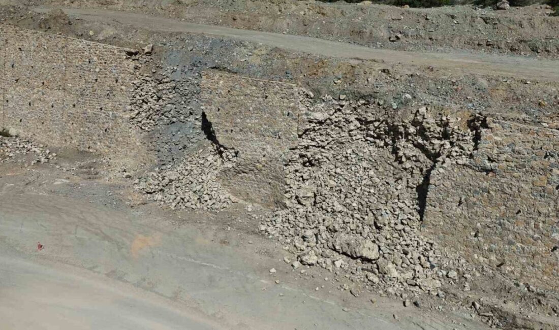 Eskişehir’de, Eskişehir-Sarıcakaya ilçesi arasında inşa edilmekte olan bir karayolunun yanında