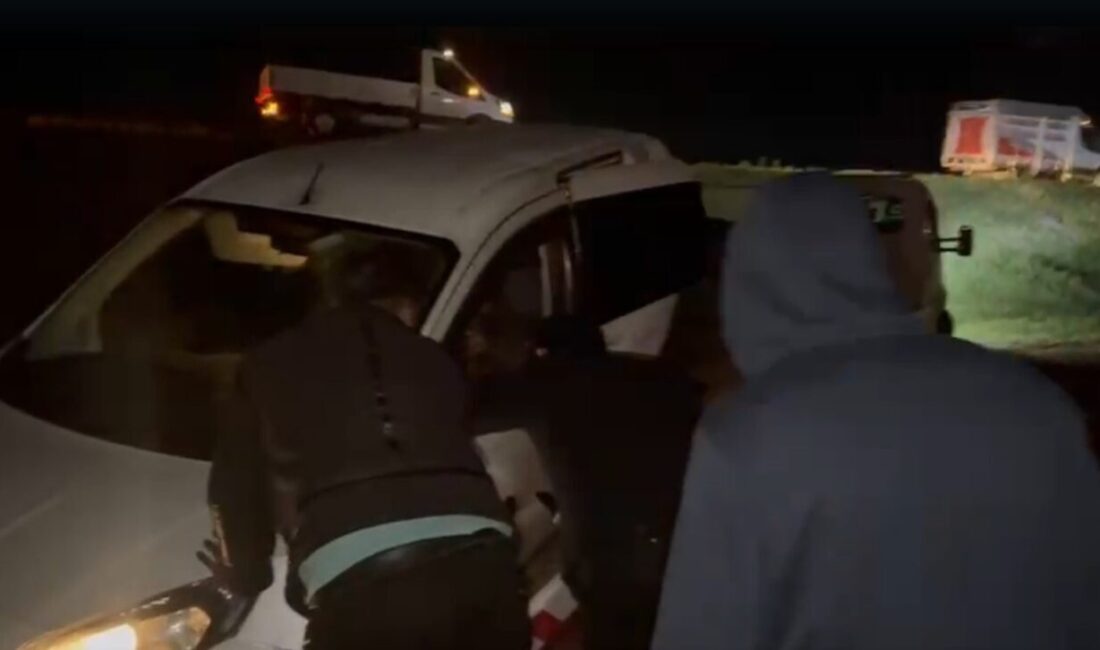 Sarıkamış ilçesinde meydana gelen trafik kazasında 2 araç çarpıştı. Kazada