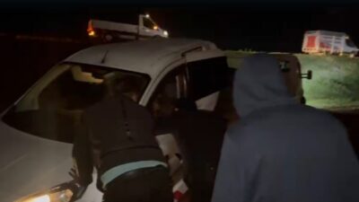 Sarıkamış ilçesinde meydana gelen trafik kazasında 2 araç çarpıştı. Kazada