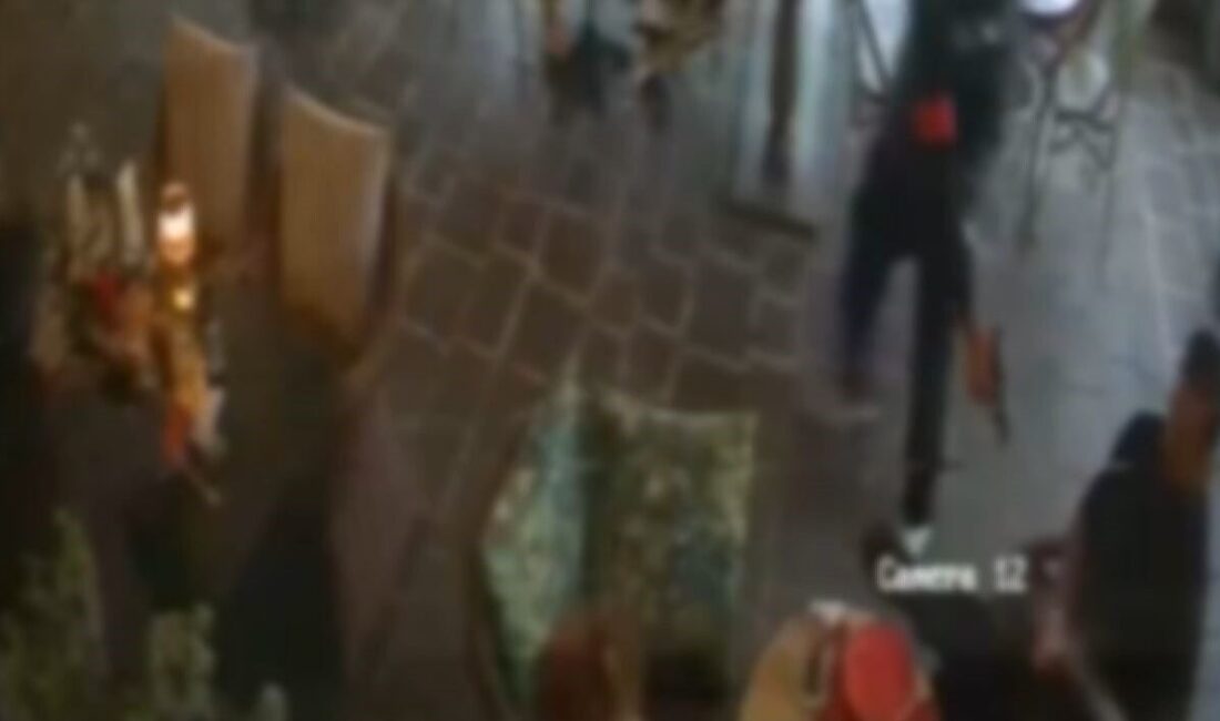İstanbul’un Sarıyer ilçesinde bir alışveriş merkezinde, bir kafeteryada oturan Galerici